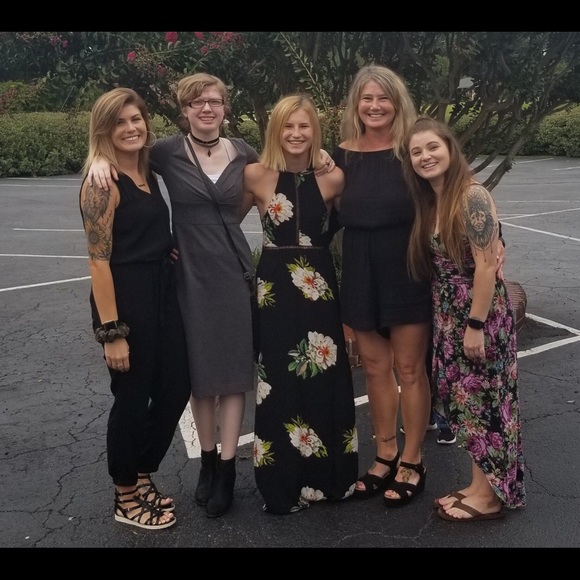 Hey! 👋 I’m Hollie! Welcome to my closet! - Picture 1 of 1